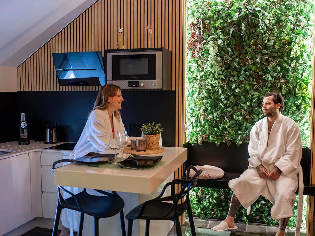 Suites Wellness sprimont couple cuisine équipée